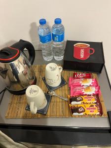 Set per la preparazione di tè e caffè presso King Badr pyramids