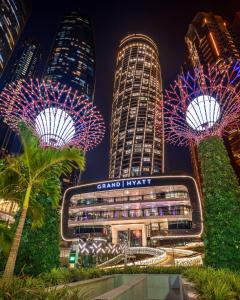 um grupo de edifícios altos com luzes de Natal em Grand Hyatt Abu Dhabi Hotel & Residences Emirates Pearl em Abu Dhabi