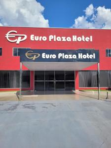 戈亞尼亞的住宿－Euro Plaza Hotel - Próximo ao Aeroporto de Goiânia, Santa Genoveva，一座建筑,上面标有加鲁广场酒店的标志