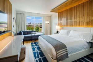 ein Hotelzimmer mit einem großen Bett und einer Badewanne in der Unterkunft Canopy By Hilton Portland Waterfront in Portland