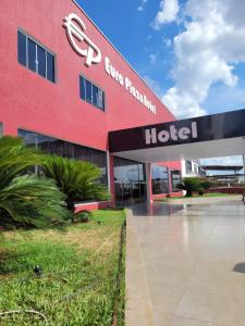 un gran edificio rojo con una señal de halo en él en Euro Plaza Hotel - Próximo ao Aeroporto de Goiânia, Santa Genoveva, en Goiânia