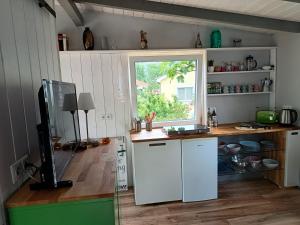 landhaus-krk في Batomalj: مطبخ مع ثلاجة بيضاء ونافذة