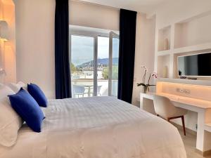 a bedroom with a bed and a desk and a window at Pagoda Lifestyle Hotel in Ischia