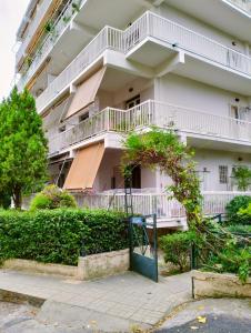 un edificio con balcones y árboles delante de él en Νέο ανακαινισμένο διαμέρισμα 70τμ στο Μαρούσι, en Atenas