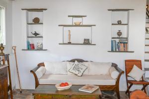 uma sala de estar com um sofá e uma mesa em White Home Pigeons em Kionia