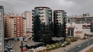 een stad met hoge gebouwen en een straat met auto's bij KONAK PARK HOTEL in Trabzon