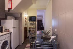 een keuken met een wasmachine en droger in de kamer bij NEW!! 1 Bedroom Center Tavira - R. Freiras in Tavira