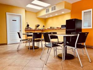 een kamer met een tafel en stoelen in een keuken bij Econo Lodge Del Rio in Del Rio