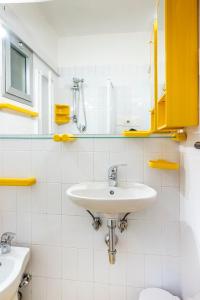 a bathroom with two sinks and a mirror at SE040 - Senigallia, bilocale fronte mare con giardino in Scapezzano