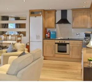 O bucătărie sau chicinetă la Surrounded by fields just 3 miles from Stratford - upon Avon - Alveston Pastures Retreat