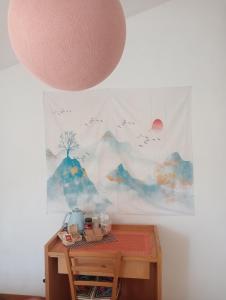 einen Tisch mit einer Lampe und ein Gemälde an der Wand in der Unterkunft Affittacamere la Casella Monteriggioni in Monteriggioni