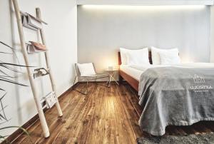 een slaapkamer met een bed en een houten vloer bij U JOSÍFKA in Pavlov