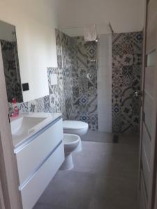 La salle de bains est pourvue de toilettes et d'un lavabo. dans l'établissement Casa Sant'Eurosia, immergiti nella Maremma Toscana, à Principina Terra