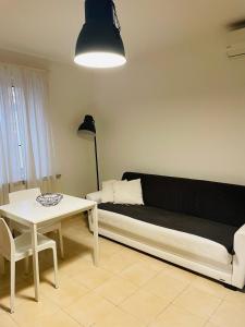 ein Wohnzimmer mit einem Sofa und einem Tisch in der Unterkunft Pretty Little Home in Mailand