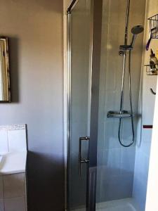 una doccia con porta in vetro in bagno di Beautiful Penthouse Apartment a Walton-on-Thames