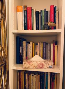 ein Bücherregal voller Bücher in der Unterkunft Pretty Little Home in Mailand