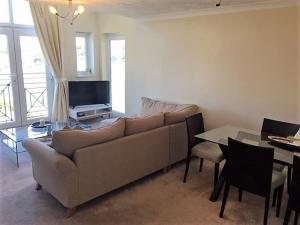 un soggiorno con divano e tavolo di Beautiful Penthouse Apartment a Walton-on-Thames