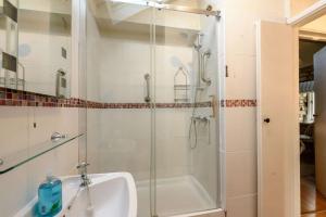 Bilik mandi di Oxbow Cottage +10 gambar