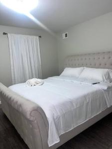 Een bed of bedden in een kamer bij Jersey city Luxury apt 15 mins from NYC
