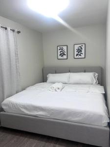 Een bed of bedden in een kamer bij Jersey city Luxury apt 15 mins from NYC