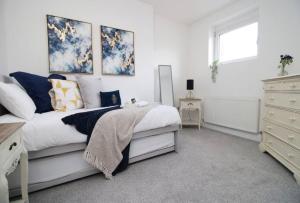 Ένα ή περισσότερα κρεβάτια σε δωμάτιο στο Wyndham Road 3BR lin Pontcanna