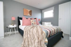 Ένα ή περισσότερα κρεβάτια σε δωμάτιο στο Wyndham Road 3BR lin Pontcanna