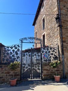 un accès à un bâtiment en briques avec un portail dans l'établissement Hotel rural Casa la Juana, à Almarza