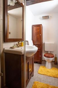 チェーセクトマイにあるRomantic Cottage - Your Hide Awayのバスルーム(洗面台、トイレ、鏡付)