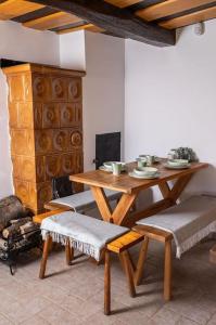 チェーセクトマイにあるRomantic Cottage - Your Hide Awayの暖炉付きの部屋(木製テーブル、椅子付)