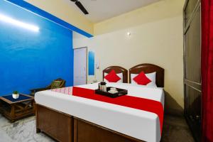 een slaapkamer met een groot bed met rode en blauwe muren bij OYO Vibrant Inn in Patna