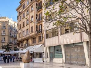 un grande edificio con una scultura di fronte di Magnifico Estudio en Bolsa 6. AC. a Málaga