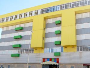 um edifício amarelo e cinzento com janelas em Apartamentos Turisticos Mediterraneo em Cartagena