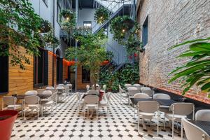 un patio con mesas y sillas en un edificio en FERENC Hotel & Restaurant en Leópolis