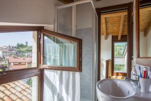 a bathroom with a sink and a window at Accogliente appartamento su 2 piani Rocca di Mezzo in Rocca di Mezzo