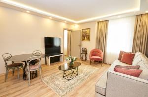 sala de estar con sofá y mesa en All Seasons Hotel en Estambul