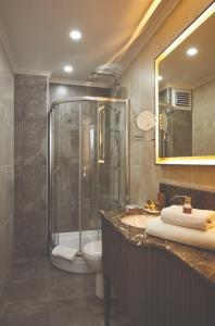 y baño con ducha, aseo y lavamanos. en All Seasons Hotel en Estambul