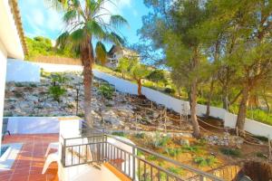 錫切斯的住宿－Vila Sitges, big house with pool，从树木繁茂的房屋阳台欣赏风景