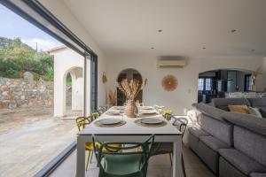 un salon avec une table et un canapé dans l'établissement Villa Ghjunchitu - Vue mer et Piscine privée proche de l'ile rousse, à Corbara