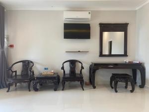 a room with two chairs and a table and a mirror at Hòn Cau Resort & Restaurant in Tuy Phong