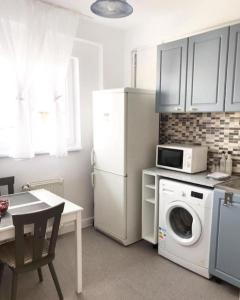 uma cozinha com um frigorífico branco e uma máquina de lavar roupa em Joy City Stay Victoriei 7E-30 2 em Timisoara