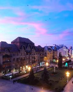 um grande edifício com luzes numa cidade à noite em Joy City Stay Victoriei 7E-30 2 em Timisoara