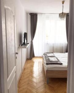 um quarto com uma cama e uma janela em Joy City Stay Victoriei 7E-30 2 em Timisoara