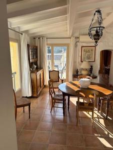 ein Esszimmer mit einem Tisch und Stühlen in der Unterkunft Grande maison de village in Olmeto