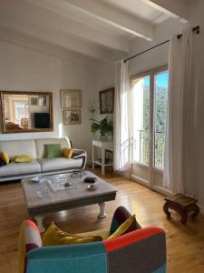ein Wohnzimmer mit einem Sofa und einem Couchtisch in der Unterkunft Grande maison de village in Olmeto
