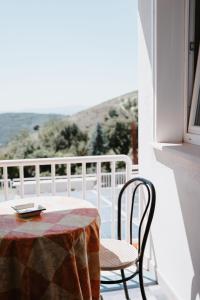 een tafel en stoelen op een balkon met uitzicht bij Guardanapoli in Cervino