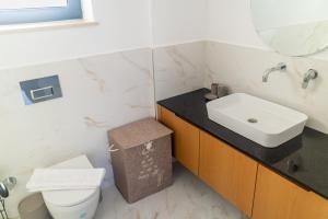 Bilik mandi di Villa Rozerin +18 gambar