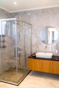 bagno con doccia in vetro e lavandino di Villa Rozerin a Kaş