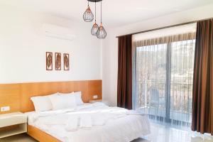 Un pat sau paturi într-o cameră la Villa Rozerin