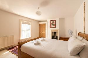 een slaapkamer met een groot wit bed in een kamer bij GuestReady - A Bohemian Home in Bath in Bath