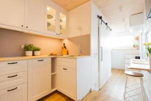 uma cozinha com armários brancos e um lavatório em Good Spot Zieleniec Twin Eco 03 em Duszniki Zdrój